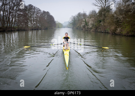 Un uomo in un singolo scull barca a remi sul fiume Avon a Bath, Regno Unito. Foto Stock