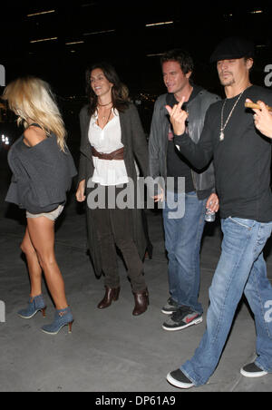 Oct 03, 2006; Beverly Hills, CA, Stati Uniti d'America; attrice Pamela Anderson lungo con la modella Cindy Crawford e suo marito RANDY GERBER e KID ROCK (dando il dito) come essi tutti cercare di sneak passato il tappeto rosso sul loro modo in la rivista Rolling Stone 2006 Hot List celebrazione. Credito: Foto di Marianna giorno Massey/ZUMA premere. (©) Copyright 2006 by Marianna giorno Massey Foto Stock