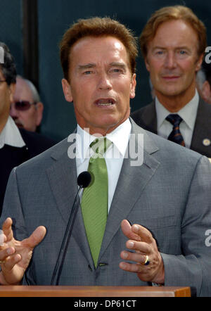 Oct 03, 2006; San Pablo, CA, Stati Uniti d'America; il governatore della California Arnold Schwarzenegger parla ai media a Contra Costa College in San Pablo su Martedì. Schwarzenegger era a portata di mano per la campagna con i sostenitori delle proposizioni 1A-1E. Credito: foto di Dean Coppola/Contra Costa Times/ZUMA premere. (©) Copyright 2006 by Contra Costa Times Foto Stock