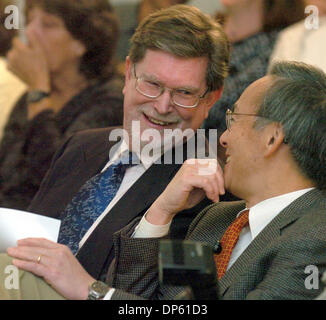 Oct 03, 2006; Berkeley, CA, Stati Uniti d'America; il Dottor George SMOOT colloqui con il dottor STEVE CHU il direttore del Lawrence Berkeley National Laboratory, durante la conferenza stampa su Smoot vincendo il premio Nobel al Lawrence Berkeley National Laboratory. George Smoot condivide il premio Nobel per la fisica con John Mather di NASAÕs Goddard Space Flight Center in Greenbelt, Md., per il loro lavoro con una ditta SATEL Foto Stock