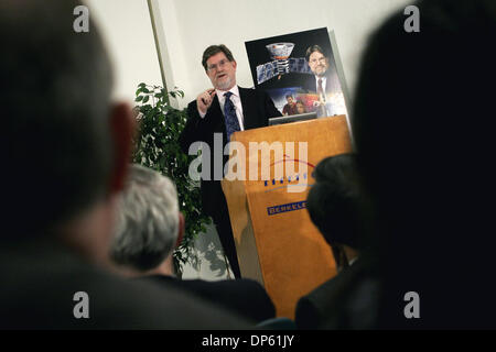 Oct 03, 2006; Berkeley, CA, Stati Uniti d'America; Cosmologist George F. SMOOT, il 2006 destinatario del premio di pace Nobel in fisica, descrive il suo lavoro con astrofisica presso il Lawrence Berkeley National Laboratory di Berkeley, CA, il 3 ottobre 2006. Led Smoot un team che ha ottenuto le prime immagini dell'universo infantile che conferma le previsioni della teoria del Big Bang nel 1989. Un professore di p Foto Stock