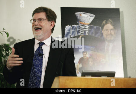 Oct 03, 2006; Berkeley, CA, Stati Uniti d'America; Cosmologist George F. SMOOT, il 2006 destinatario del premio di pace Nobel in fisica, descrive il suo lavoro con astrofisica presso il Lawrence Berkeley National Laboratory di Berkeley, CA, il 3 ottobre 2006. Led Smoot un team che ha ottenuto le prime immagini dell'universo infantile che conferma le previsioni della teoria del Big Bang nel 1989. Un professore di p Foto Stock