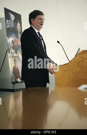 Oct 03, 2006; Berkeley, CA, Stati Uniti d'America; Cosmologist George F. SMOOT, il 2006 destinatario del premio di pace Nobel in fisica, descrive il suo lavoro con astrofisica presso il Lawrence Berkeley National Laboratory di Berkeley, CA, il 3 ottobre 2006. Led Smoot un team che ha ottenuto le prime immagini dell'universo infantile che conferma le previsioni della teoria del Big Bang nel 1989. Un professore di p Foto Stock