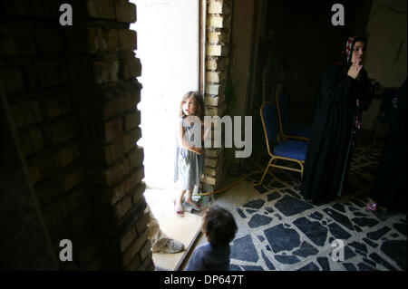 Ott 06 2006, Baghdad, Iraq; una famiglia irachena vive in Saddam Hussein teatro personali a Baghdad la zona verde. Diverse famiglie irachene, spostato dopo il 2003 invasione, cercato rifugio nei resti di Saddam Hussein teatro personali, costruito per intrattenere l'ex presidente iracheno durante la sua regola. Le famiglie temono che come i valori delle proprietà nella zona verde aumento saranno b Foto Stock