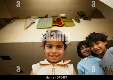 Ott 06 2006, Baghdad, Iraq; Iraqi giocare i bambini al di sotto di un balcone in rovine di Saddam Hussein teatro personali a Bagdad martedì 6 giugno 2006. Spostato durante il 2003 invasione, vivono nel guscio del teatro insieme con diverse altre famiglie. Il teatro fu costruito per intrattenere l'ex presidente iracheno con giochi e spettacoli durante la sua regola. Le famiglie temono che Foto Stock