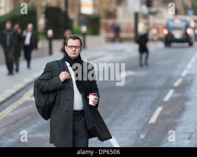 Old Bailey, Londra, Regno Unito. 8 Gen, 2014. Ex consigliere di comunicazioni a David Cameron e ex News del mondo editor, Andy Coulson, arriva al Old Bailey, Londra, per la prosecuzione del telefono a prova di hacking. Credito: Lee Thomas/Alamy Live News Foto Stock