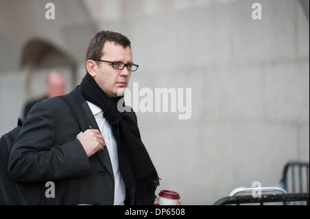 Old Bailey, Londra, Regno Unito. 8 Gen, 2014. Ex consigliere di comunicazioni a David Cameron e ex News del mondo editor, Andy Coulson, arriva al Old Bailey, Londra, per la prosecuzione del telefono a prova di hacking. Credito: Lee Thomas/Alamy Live News Foto Stock