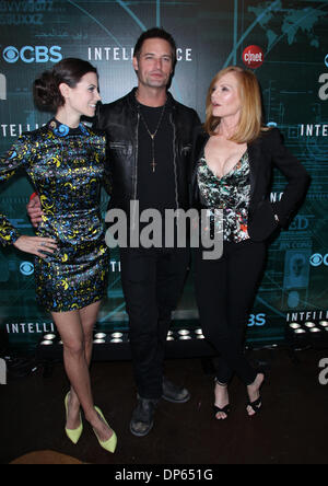 Las Vegas, Nevada, USA. Il 7 gennaio, 2014. L'attrice Meghan Ory, attore Josh Holloway e attrice Marg Helgenberger, assistere alla prima parte di CBS TV "intelligenza" TAO Nightclub il 7 gennaio 2014 a Las Vegas, Nevada. Credito: Marcel Thomas/ZUMAPRESS.com/Alamy Live News Foto Stock