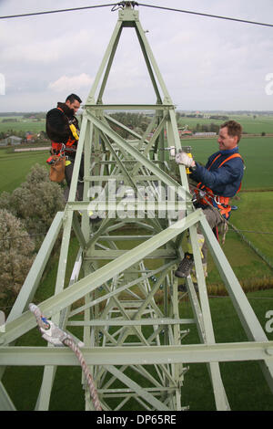 Olandese potenza elettrica-riparatori di linea al lavoro Foto Stock