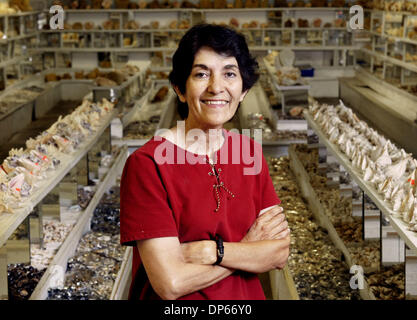 Oct 05, 2006; Riviera Beach, FL, Stati Uniti d'America; Virginia Merchant, raffigurato, è il proprietario della conchiglia di mare città della Riviera Beach. Foto Dettaglio anche vari gusci e ripiani in suo store. Credito: Foto di Erik Lunsford/Palm Beach post/ZUMA premere. (©) Copyright 2006 da Palm Beach post Foto Stock