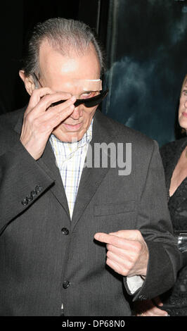 Oct 09, 2006; Los Angeles, CA, Stati Uniti d'America; attore HENRY SILVA al "bandiere dei nostri padri " Los Angeles Premiere detenute all'Accademia delle Arti e delle scienze cinematografiche. Credito: Foto di Paul Fenton/ZUMA KPA.. (©) Copyright 2006 by Paolo Fenton Foto Stock