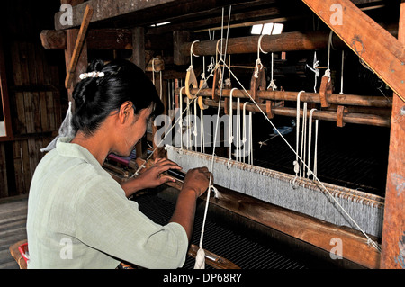 Giovane donna seta tessitura su telaio Lago Inle Myanmar Foto Stock