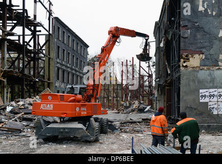 FILE - Un archivio foto datata 19 novembre 2013 mostra i lavoratori demolendo un ricostruito " Berlin Street' dai primi del novecento a film studio Babelsberg a Potsdam, Germanym. Foto: Ralf Hirschberger/dpa Foto Stock