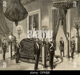 Benito Juarez (1806-1872). Il presidente del Messico. Il cadavere di presidente esposti nella sala principale del palazzo. Incisione. Foto Stock