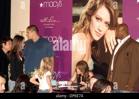 Oct 12, 2006; Costa Mesa, CA, Stati Uniti d'America; Hilary Duff promuove la sua nuova fragranza "con l'amore" a Macy's presso il South Coast Plaza in Orange County. Credito: foto di Jonathan Alcorn/ZUMA premere. (©) Copyright 2006 by Jonathan Alcorn Foto Stock