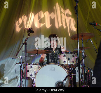 Oct 15, 2006; Norfolk, VA, Stati Uniti d'America; Band EVERLIFE ottiene la folla andando durante il tour presso il Centro costante in Norfolk, VA. Credito: Foto di Jeff Moore/ZUMA premere. (©) Copyright 2006 by Jeff Moore Foto Stock