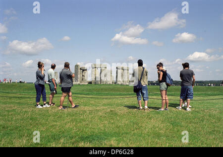 (Dpa-file) - Un file immagine datata 01 aprile 2007 mostra ai visitatori in piedi nella parte anteriore della preistoria cerchio di pietre di Stonehenge vicino a Amesbury entro il britannico nella contea di Wiltshire, Gran Bretagna. Foto: Kathrin Deckart/dpa Foto Stock