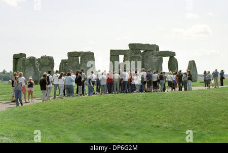 (Dpa-file) - Un file immagine datata 01 aprile 2007 mostra ai visitatori in piedi nella parte anteriore della preistoria cerchio di pietre di Stonehenge vicino a Amesbury entro il britannico nella contea di Wiltshire, Gran Bretagna. Foto: Kathrin Deckart/dpa Foto Stock