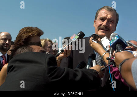 Maggio 25, 2006; Sacramento, CA, Stati Uniti d'America; il Presidente messicano Vicente Fox dopo l'arrivo, parla ai media presso l'Aeroporto Internazionale di Sacramento. Credito: foto di Carl Costas/ZUMA premere. (©) Copyright 2006 by Sacramento Bee Foto Stock