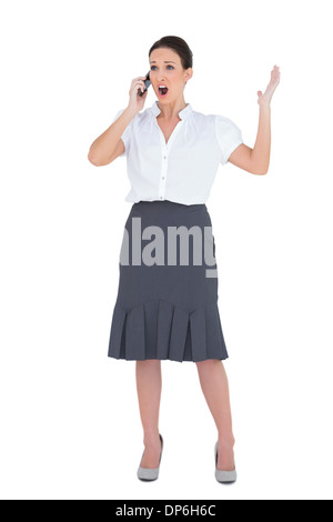 Arrabbiato imprenditrice avente una chiamata telefonica Foto Stock