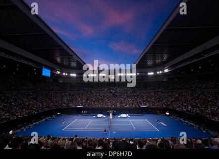 Melbourne, Australia. 8 Gen, 2014. Spettatori guardare una partita di beneficenza tra Roger Federer e Tsonga Jo-Wilfred della Francia presso la Rod Laver Arena di Melbourne, Australia, 8 gennaio, 2014. Il match è di raccogliere denaro per Roger Federer Foundation per aiutare i bambini svantaggiati in Africa. Credito: Bai Xue/Xinhua/Alamy Live News Foto Stock