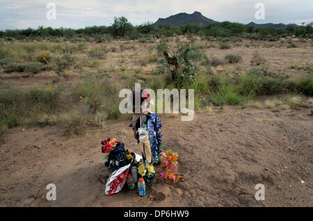 Oct 05, 2006; Tohono O'odham Nation, USA; le persone lasciano la sezione Omaggi alla memoria di coloro che sono morti nel deserto, o a causa di un incidente stradale o da complicazioni di salute nel tentativo di attraversare il deserto. Tohono O'odham nazione, i cui terreni si estende a cavallo del confine tra Stati Uniti e Messico, reagiscono per gli Stati Uniti Del Senato il passaggio della legislazione che sarebbe costruire un 700-miglio lungo la recinzione di confine -- Foto Stock