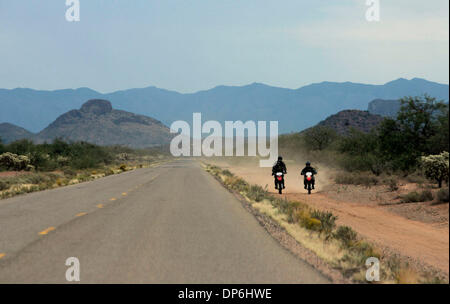 Oct 05, 2006; Tohono O'odham Nation, STATI UNITI D'AMERICA; la terra ricomprese dalla Tohono O'odham Nation è robusto. Il pattugliamento U.S. Pattuglia di Confine spesso gli agenti resort per motocicli per le loro scansioni, la ricerca per i migranti o contrabbandieri attraversando illegalmente attraverso questo tipo di terreno. Tohono O'odham nazione, i cui terreni si estende a cavallo del confine tra Stati Uniti e Messico, reagiscono per gli Stati Uniti Del Senato di passaggio Foto Stock