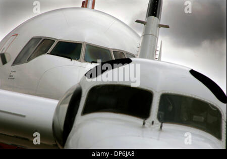 Oct 15, 2006; San Diego, CA, Stati Uniti d'America; il cockpit di un (CDF) California Dipartimento di silvicoltura e protezione antincendio Grumman S-2T Airtanker in primo piano è sopraffatte dal cockpit di '10 Tanker vettore aereo", un convertito DC-10 aereo di linea in background sul display all'edizione 2006 dell'air show al Marine Corps Air Station Miramar. Il DC-10 super tanker è il nuovo strumento per la Foto Stock