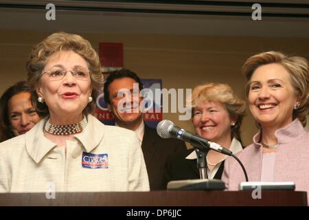 Oct 16, 2006; Manhattan, NY, STATI UNITI D'AMERICA; L-R: Cuomo's Madre Matilde Cuomo parla alla conferenza stampa dove il Sen. Hillary Clinton ha avallato Andrew Cuomo per NYS Procuratore Generale 16 ottobre 2006 presso il Grand Hyatt Hotel di Manhattan. Credito: Foto di Mariela Lombard/ZUMA premere. (©) Copyright 2006 by Mariela Lombard Foto Stock