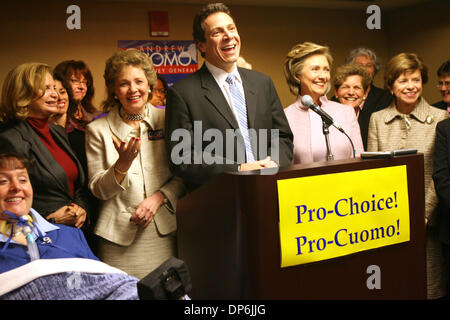 Oct 16, 2006; Manhattan, NY, STATI UNITI D'AMERICA; Cuomo's Madre Matilde Cuomo (L) alla conferenza stampa dove il Sen. Hillary Clinton ha avallato Andrew Cuomo per NYS Procuratore Generale 16 ottobre 2006 presso il Grand Hyatt Hotel di Manhattan. Credito: Foto di Mariela Lombard/ZUMA premere. (©) Copyright 2006 by Mariela Lombard Foto Stock