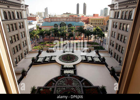 Oct 17, 2006; San Diego, CA, Stati Uniti d'America; U.S Grant Hotel ha riaperto il martedì dopo un grande lavoro di ristrutturazione. Qui la vista dal settimo piano verso Horton Plaza. Credito: Foto di K.C. Alfred/SDU-T/ZUMA premere. (©) Copyright 2006 by SDU-T Foto Stock