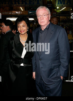 Oct 17, 2006; Hollywood, California, Stati Uniti d'America; attore Michael Caine e mia moglie Shakira a 'Prestige' Premiere Mondiale tenutasi presso l'El Capitan theater. Credito: Foto di Lisa O'Connor/ZUMA premere. (©) Copyright 2006 by Lisa O'Connor Foto Stock