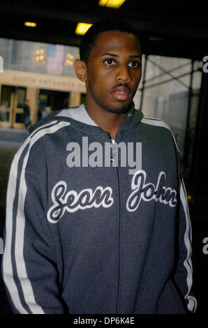 Oct 18, 2006; Manhattan, NY, STATI UNITI D'AMERICA; Rapper FABOLOUS, il cui vero nome è John Jackson, 28, esce dal Tribunale Penale di Manhattan dopo essere stato rilasciato su cauzione 5.000. Fabolous, che è stato girato in gamba al di fuori del ristorante di Justin, possedute da Sean 'Diddy' pettini, era con penale a carico di possesso di una pistola dopo essere stato fermato dalla polizia per l'esecuzione di luci rosse sul modo per l'ospedale. Manda Foto Stock