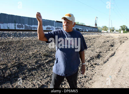 Oct 20, 2006; San Antonio, TX, Stati Uniti d'America; Jesse Padilla, che vive vicino al sito di deragliamento, parla dell'incidente Venerdì 20 ottobre, 2006. Padilla ha detto che ha sentito un forte tonfo. Credito: Foto di Edward A. Ornelas/San Antonio Express-News/ZUMA premere. (©) Copyright 2006 by San Antonio Express-News Foto Stock