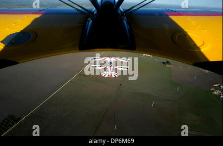 Oct 20, 2006; San Antonio, TX, Stati Uniti d'America; Julia Wood, in secondo piano, e suo marito Tony legno eseguire venerdì pomeriggio ott. 20, 2006 a New Braunfels aeroporto durante il giorno VIP del Chiaro di Luna airshow di fondo. Il sabato la inizia airshow a 1 p.m. con apertura porte alle 9 del mattino Credito: foto di William Luther/San Antonio Express-News/ZUMA premere. (©) Copyright 2006 da San Foto Stock