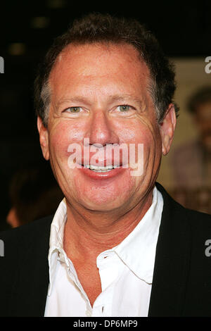 Oct 23, 2006; Hollywood, CA, Stati Uniti d'America; Gary Shandling durante gli arrivi alla premiere di 'Borat: apprendimenti culturali di America per fare beneficio gloriosa Nazione del Kazakistan" tenutasi presso Mann's Grauman Chinese Theatre di Hollywood, CA. Credito: foto di Jerome Ware/ZUMA premere. (©) Copyright 2006 da Girolamo Ware Foto Stock