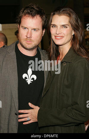 Oct 23, 2006; Hollywood, CA, Stati Uniti d'America; CHRIS HENCHY & BROOKE SHIELDS durante gli arrivi alla premiere di 'Borat: apprendimenti culturali di America per fare beneficio gloriosa Nazione del Kazakistan" tenutasi presso Mann's Grauman Chinese Theatre di Hollywood, CA. Credito: foto di Jerome Ware/ZUMA premere. (©) Copyright 2006 da Girolamo Ware Foto Stock