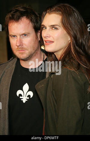 Oct 23, 2006; Hollywood, CA, Stati Uniti d'America; CHRIS HENCHY & BROOKE SHIELDS durante gli arrivi alla premiere di 'Borat: apprendimenti culturali di America per fare beneficio gloriosa Nazione del Kazakistan" tenutasi presso Mann's Grauman Chinese Theatre di Hollywood, CA. Credito: foto di Jerome Ware/ZUMA premere. (©) Copyright 2006 da Girolamo Ware Foto Stock