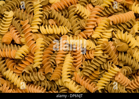 Non cotti multi-colore di fusilli, cavatappi a forma di pasta Foto Stock