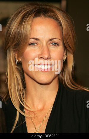 Oct 23, 2006; Hollywood, CA, Stati Uniti d'America; Sheryl Crow durante gli arrivi alla premiere di 'Borat: apprendimenti culturali di America per fare beneficio gloriosa Nazione del Kazakistan" tenutasi presso Mann's Grauman Chinese Theatre di Hollywood, CA. Credito: foto di Jerome Ware/ZUMA premere. (©) Copyright 2006 da Girolamo Ware Foto Stock