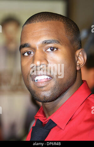 Oct 23, 2006; Hollywood, CA, Stati Uniti d'America; Kanye West durante gli arrivi alla premiere di 'Borat: apprendimenti culturali di America per fare beneficio gloriosa Nazione del Kazakistan" tenutasi presso Mann's Grauman Chinese Theatre di Hollywood, CA. Credito: foto di Jerome Ware/ZUMA premere. (©) Copyright 2006 da Girolamo Ware Foto Stock