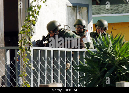 Oct 25, 2006; North Richmond, CA, Stati Uniti d'America; un FBI team SWAT entra forzatamente una casa sulla Quinta Strada durante un raid concentrandosi sul sospetto di traffico di stupefacenti che includeva la polizia di Richmond e il Contra Costa dello sceriffo della contea di Office in North Richmond, California, Mercoledì, Ottobre 25, 2006. Credito: Foto di Mark DuFrene/Contra Costa Times/ZUMA premere. (©) Copyright 2006 by Contra Foto Stock