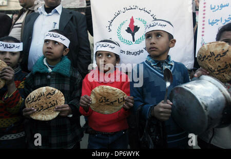 Rafah nella striscia di Gaza . 8 Gen, 2014. Bambini palestinesi prendere parte ad una manifestazione di solidarietà con i profughi palestinesi in Siria la principale campo profughi Yarmouk. Le parole arabe sul pane leggere, ''Io Sono affamato''. © Eyad Al Baba APA/images/ZUMAPRESS.com/Alamy Live News Foto Stock