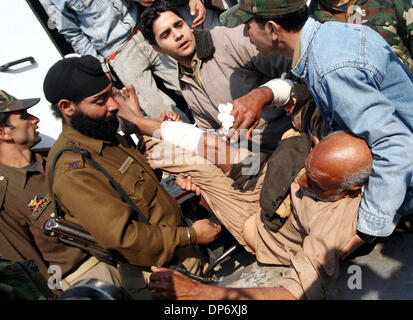 Oct 28, 2006; Sopore, Kashmir India; il personale medico e i civili lo scarico di un non identificato musulmana del Kashmir da un'ambulanza a seguito di una granata blast in sopore, circa 55 km a nord di Srinagar, la capitale estiva del Kashmir indiano, sabato 28 ottobre 2006. Una persona è stata uccisa e almeno 25 persone, tra cui tre confine indiano forza di sicurezza (BSF) personale, sono stati feriti in un Poa Foto Stock