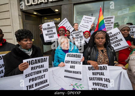 LGBTI protesta svoltasi al di fuori degli ugandesi Commissione elevata Foto Stock