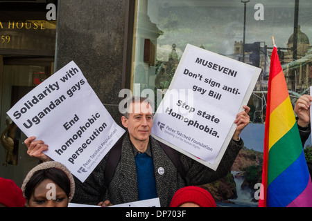 LGBTI protesta svoltasi al di fuori degli ugandesi Commissione elevata Foto Stock