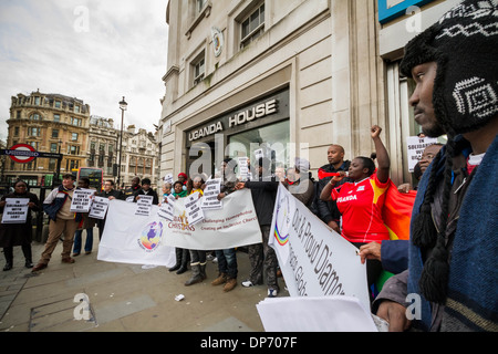 LGBTI protesta svoltasi al di fuori degli ugandesi Commissione elevata Foto Stock