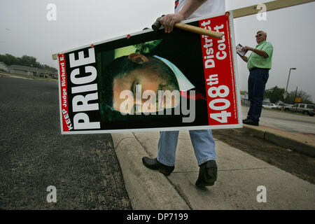 07 nov 2006; San Antonio, TX, Stati Uniti d'America; giudice Richard Price porta il suo segno di essere collocate al di fuori dell armonia Elen. Scuola nel sud della contea di Bexar martedì 9 Novembre 7, 2006. Credito: foto di Kevin Geil/San Antonio Express-News/ZUMA premere. (©) Copyright 2006 by San Antonio Express-News Foto Stock