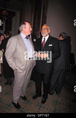 Nov. 9, 2006 - EDBRADLEYRETRO.K15584AR.INTERNATIONAL RADIO/TV SOCIETY FOUNDATION NEWSMAKER PRANZO WALDORF NEW YORK CITY 05-04-1999.CHARLES OSGOOD E ED BRADLEY. ANDREA RENAULT- 1999.(Immagine di credito: © Globo foto/ZUMAPRESS.com) Foto Stock