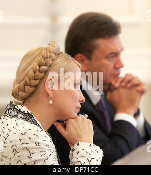 FILE FOTO - Ucraina ex Primo Ministro Yulia Tymoshenko predice la caduta dell'Ucraina Presidente Yanukovych. Tymoshenko ha speso circa 2 settimane in detenzione dopo la prova giudice ha ordinato il suo arresto su agosto 5,2011. Tuttavia lei ha criticato il suo processo come un tentativo da parte del Presidente Yanukovych al bar lei da elezioni. Tymoshenko fu una delle figure centrali in Orange Revo Foto Stock